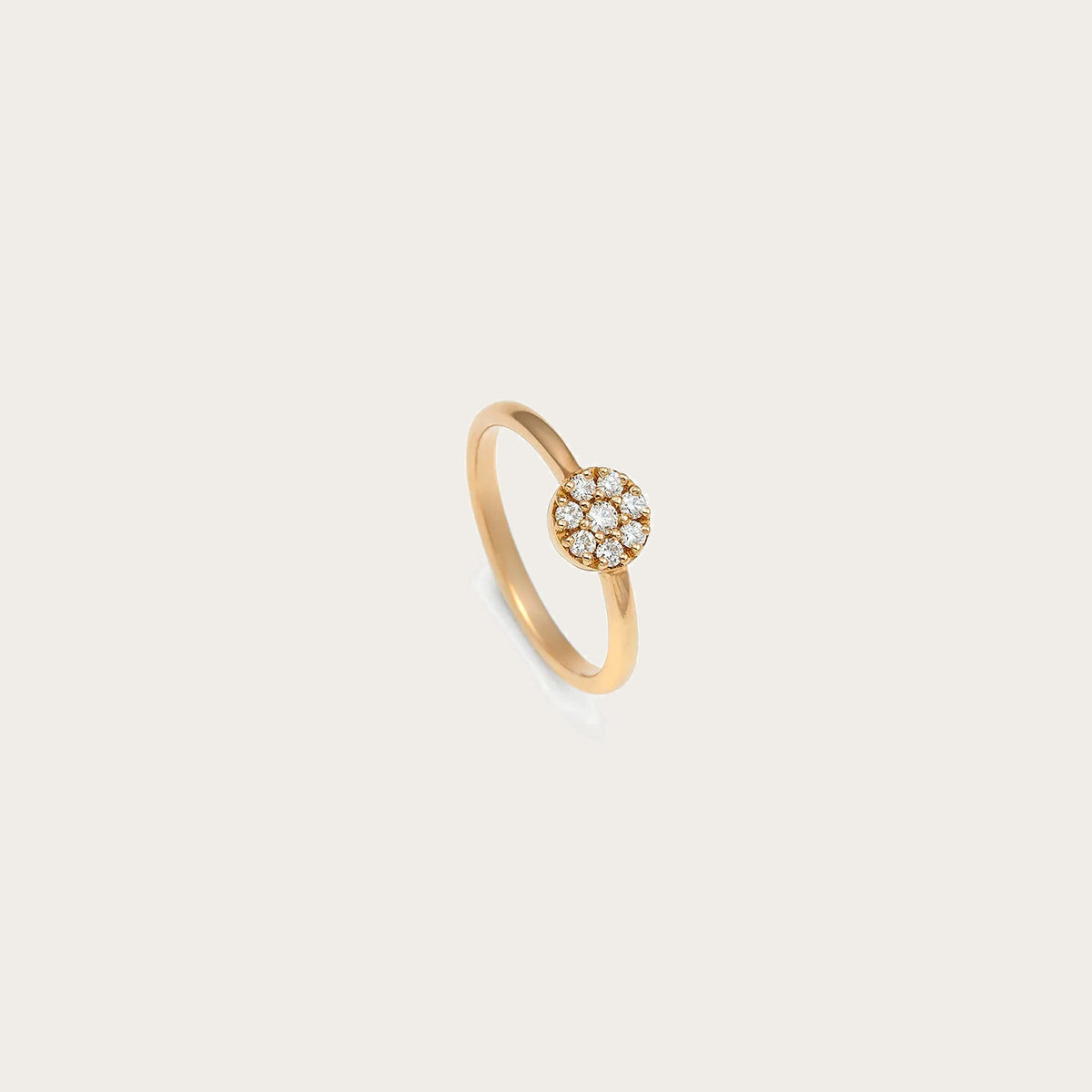 Anillo de motivo redondo luminoso. El centro reúne pequeñas piedras incoloras en una composición circular.