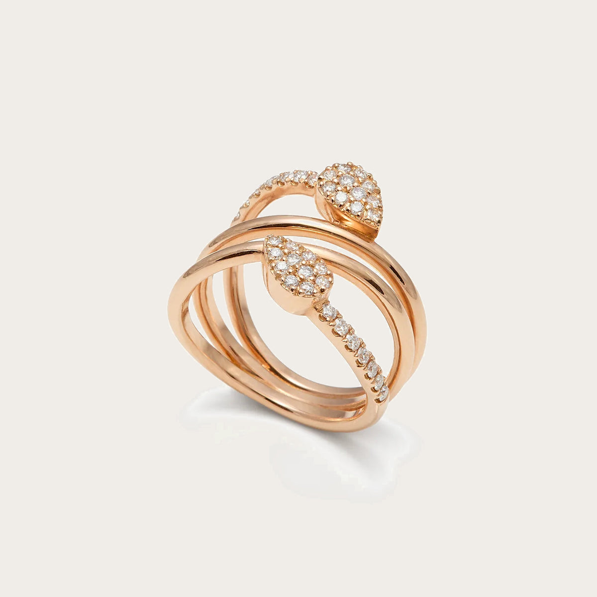 Anillo de curvas y motivos redondos. Las bandas se cruzan dejando espacios abiertos en el frente.