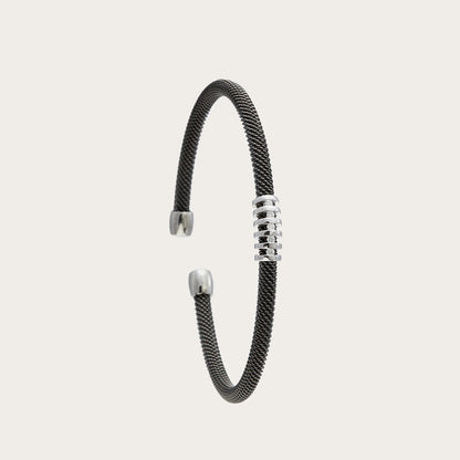 Pulsera de acero y trama luminosa. Los motivos plateados se distribuyen en una franja corta.
