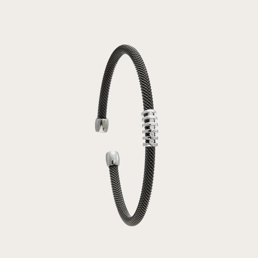 Pulsera de acero y trama luminosa. Los motivos plateados se distribuyen en una franja corta.