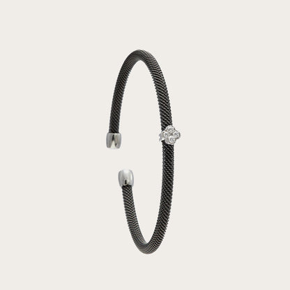 Pulsera de acero con motivo romboidal. Las piedras incoloras se agrupan en el centro del diseño.