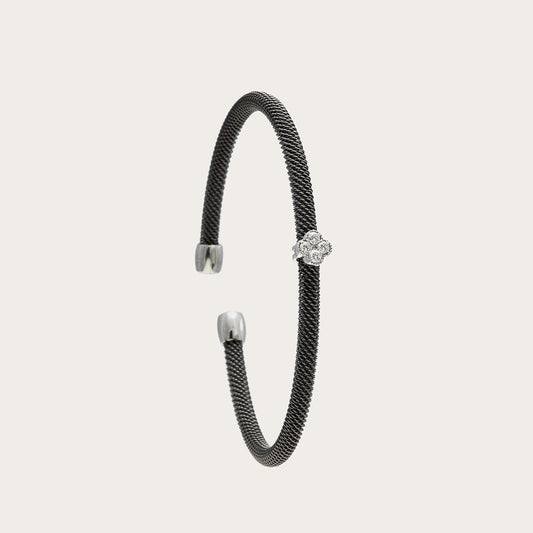 Pulsera de acero con motivo romboidal. Las piedras incoloras se agrupan en el centro del diseño.
