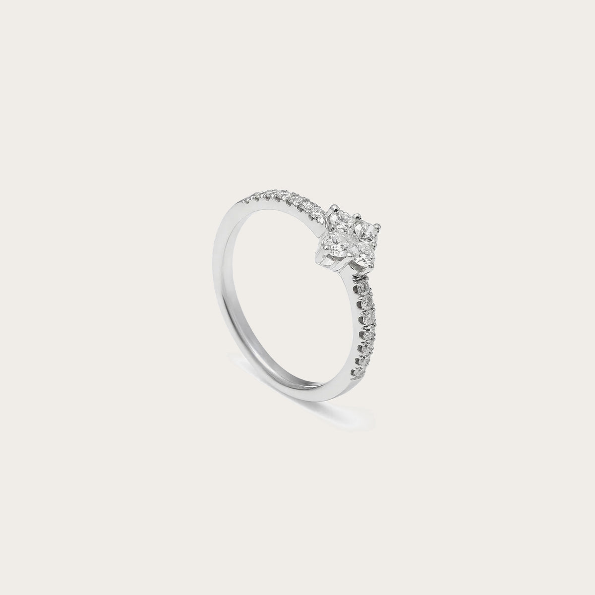 Anillo de compromiso con aro de destellos. La piedra central sobresale sobre una montura de garras visibles.