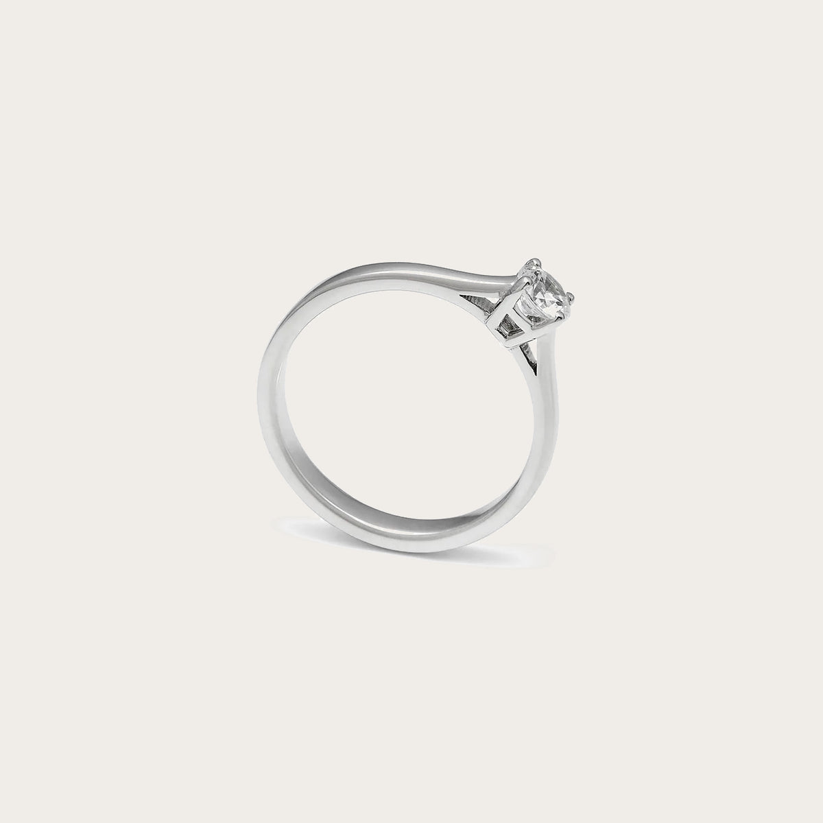 Solitario de montura abierta al perfil. Las garras enmarcan la piedra incolora por encima del aro.