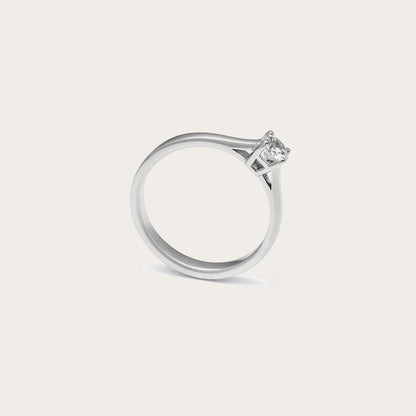 Solitario de montura abierta al perfil. Las garras enmarcan la piedra incolora por encima del aro.