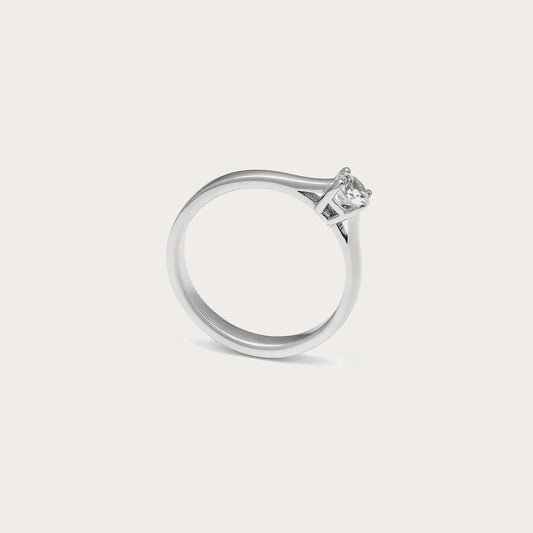 Solitario de montura abierta al perfil. Las garras enmarcan la piedra incolora por encima del aro.