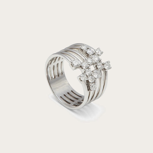 Anillo de bandas con centros agrupados. El tono plateado une las monturas con los aros laterales.