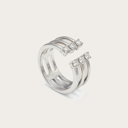 Anillo abierto de bandas lisas. Los motivos luminosos rematan ambos lados de la abertura frontal.