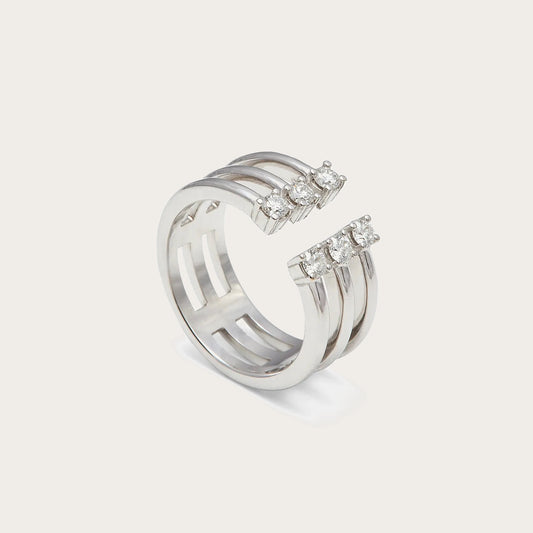 Anillo abierto de bandas lisas. Los motivos luminosos rematan ambos lados de la abertura frontal.