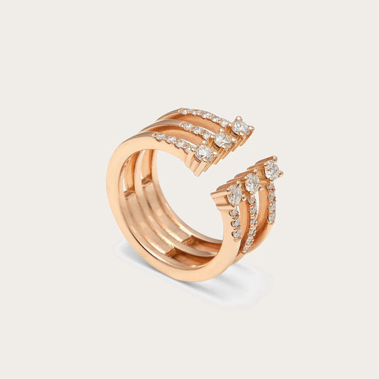 Anillo abierto de bandas doradas y luz. Los extremos geométricos quedan separados por un espacio visible.
