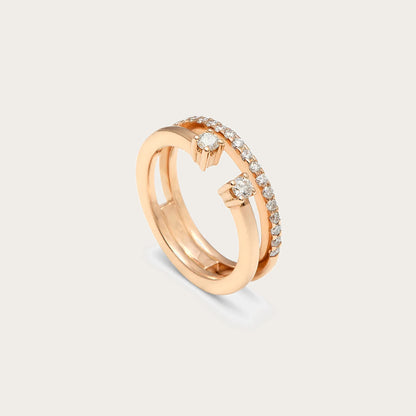 Anillo abierto de curvas paralelas. Una de las bandas incorpora una línea de piedras incoloras.