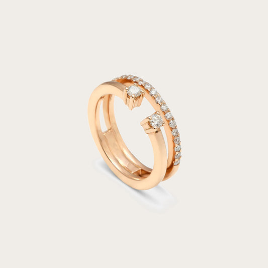 Anillo abierto de curvas paralelas. Una de las bandas incorpora una línea de piedras incoloras.