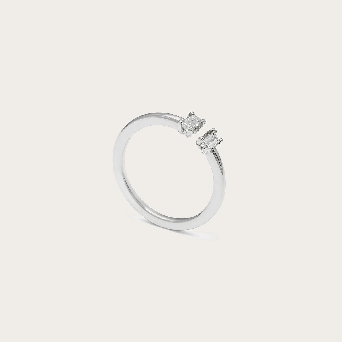 Anillo abierto de centros geométricos. El tono plateado unifica la banda con las monturas.