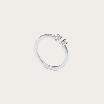 Anillo abierto de centros geométricos. El tono plateado unifica la banda con las monturas.