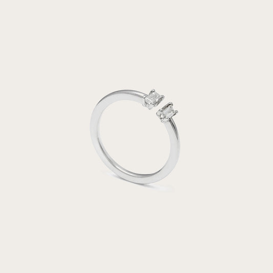 Anillo abierto de centros geométricos. El tono plateado unifica la banda con las monturas.