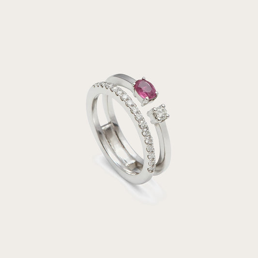 Anillo de bandas y acento rosado. El diseño combina líneas lisas con una banda luminosa.