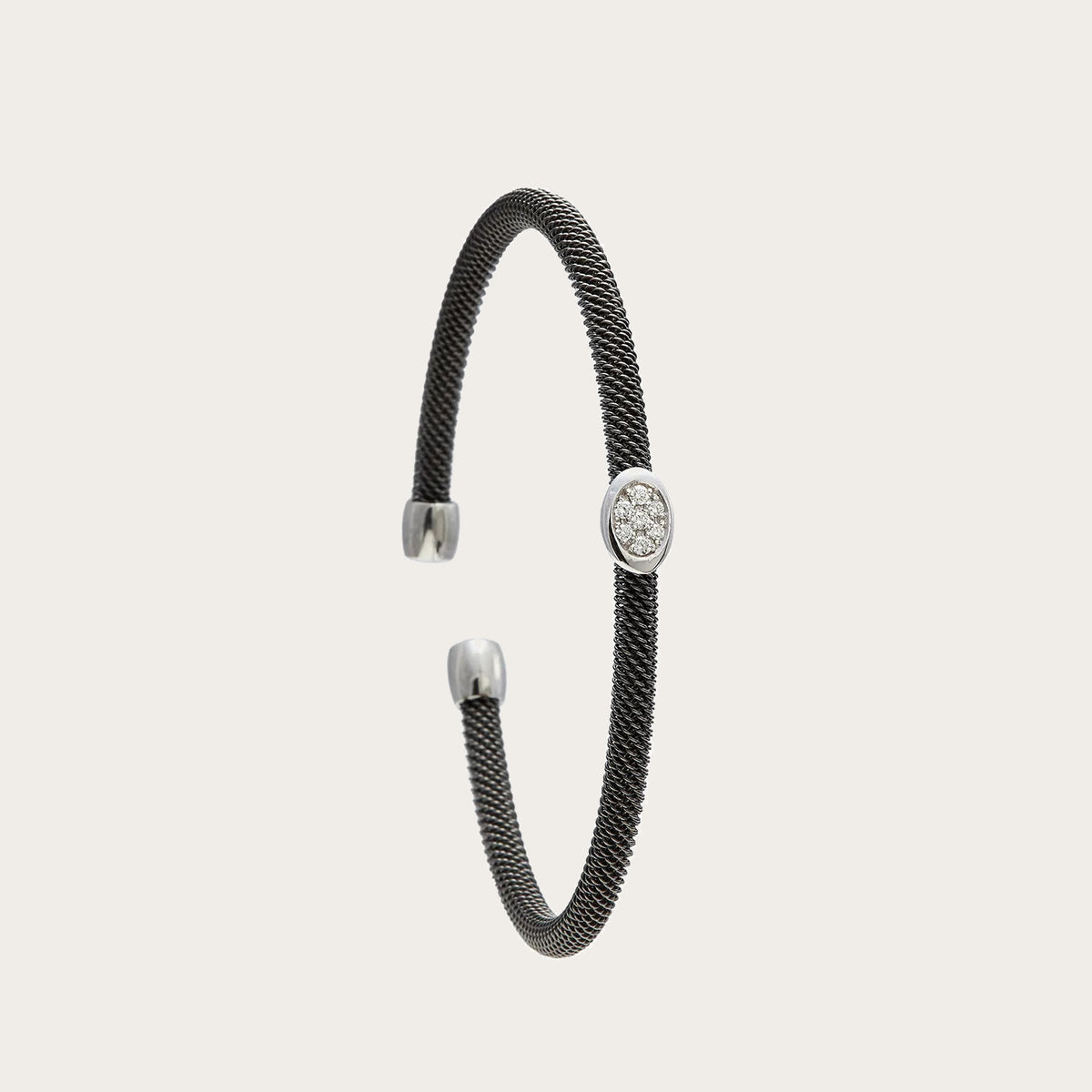 Pulsera de acero y oro con óvalo de brillantes. El motivo central reúne pequeñas piedras en una forma alargada.