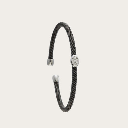 Pulsera de acero y oro con óvalo de brillantes. El motivo central reúne pequeñas piedras en una forma alargada.