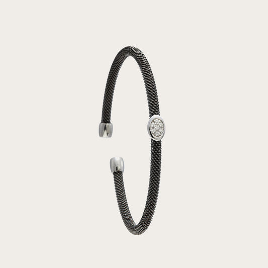Pulsera de acero y oro con óvalo de brillantes. El motivo central reúne pequeñas piedras en una forma alargada.