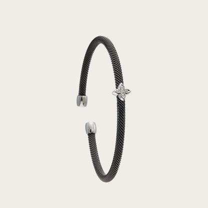 Pulsera de acero y motivo estrellado. Las puntas del centro recortan su contorno luminoso.