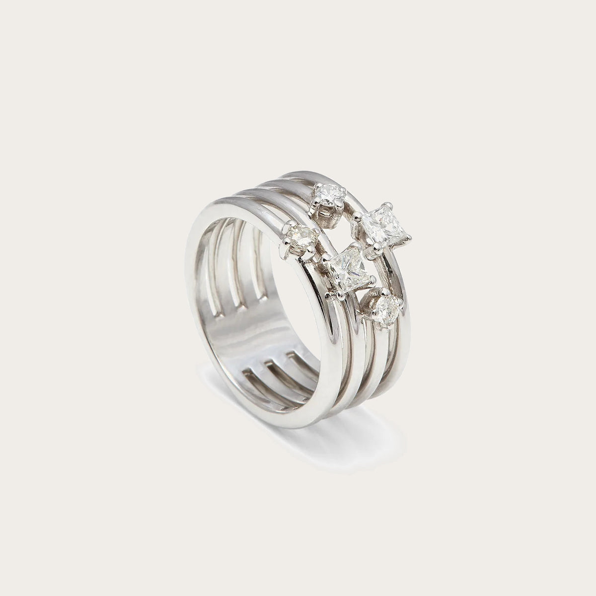 Anillo de bandas y centros geométricos. Los aros paralelos dejan huecos visibles en los laterales.