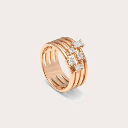 Anillo de bandas doradas y geometría. Los aros laterales siguen líneas paralelas separadas.