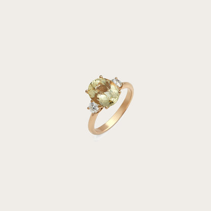 Anillo de centro amarillo verdoso. Las garras visibles delimitan el contorno de la piedra principal.