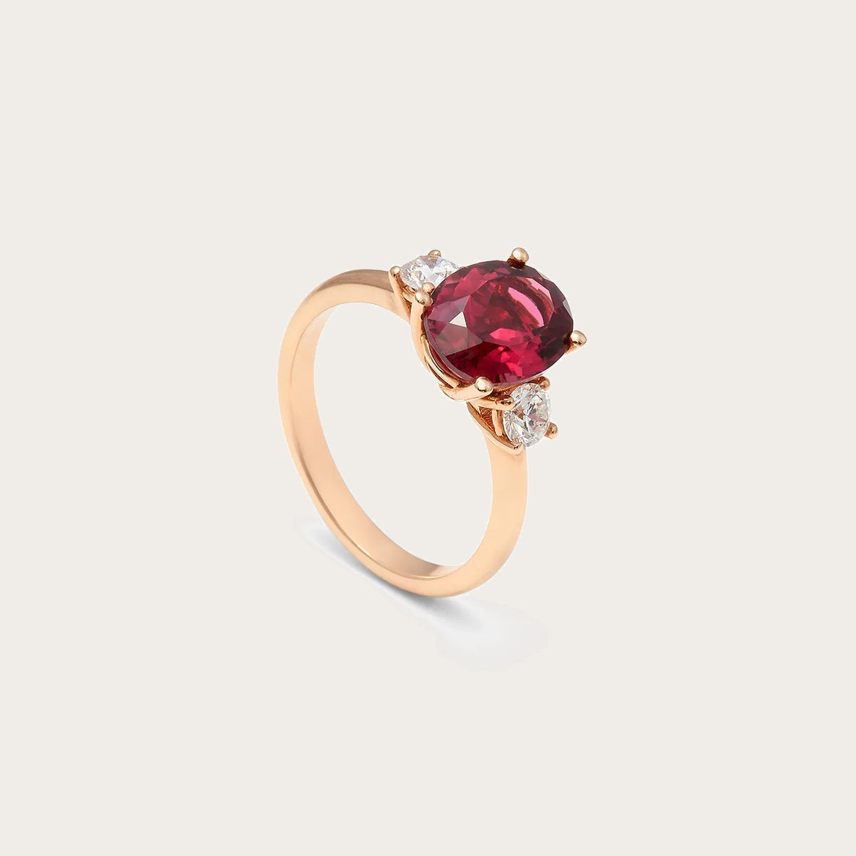Anillo de centro rojo ovalado. La montura de garras deja visible el contorno del motivo principal.