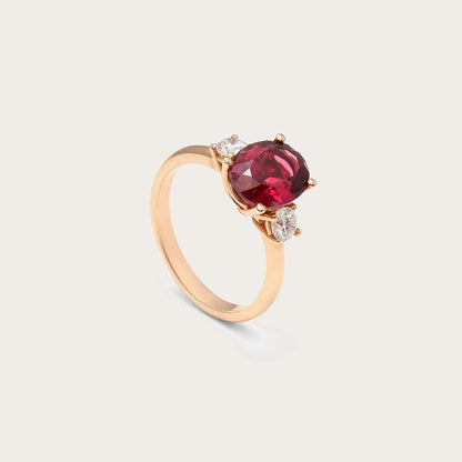 Anillo de centro rojo ovalado. La montura de garras deja visible el contorno del motivo principal.