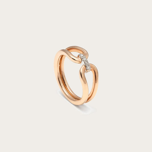 Anillo de lazo curvo. Las bandas se cruzan y dejan un hueco alargado en la parte superior.