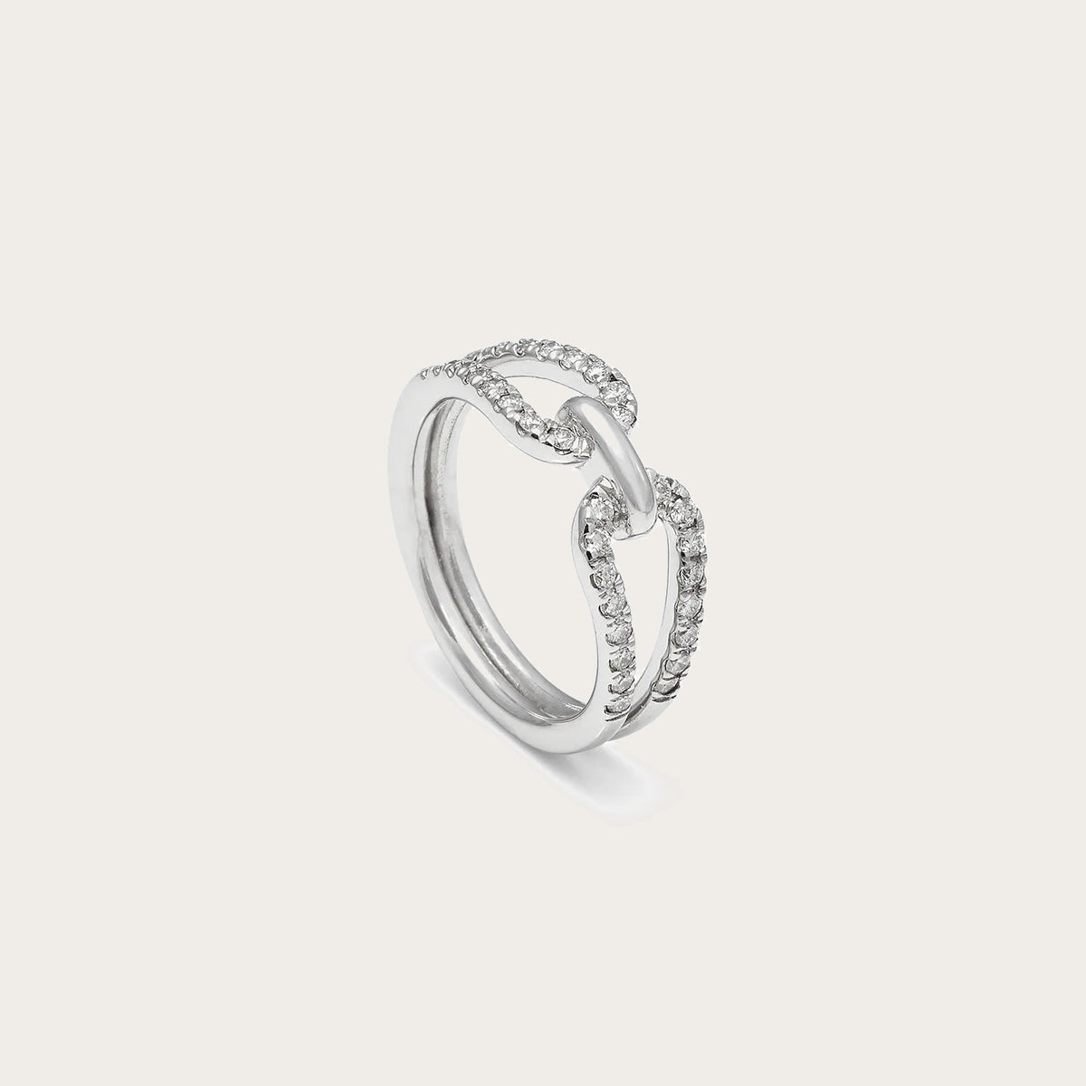 Anillo de lazo y línea luminosa. El motivo central conecta las bandas en la zona del encuentro.