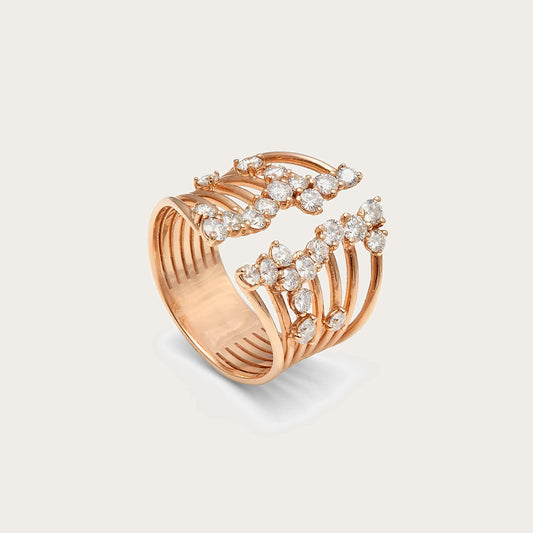 Anillo abierto de bandas y centros redondos. Las monturas se distribuyen en ambos extremos del diseño.