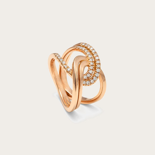 Anillo de curvas enlazadas y luz. Las bandas se cruzan a diferentes alturas en el frente.