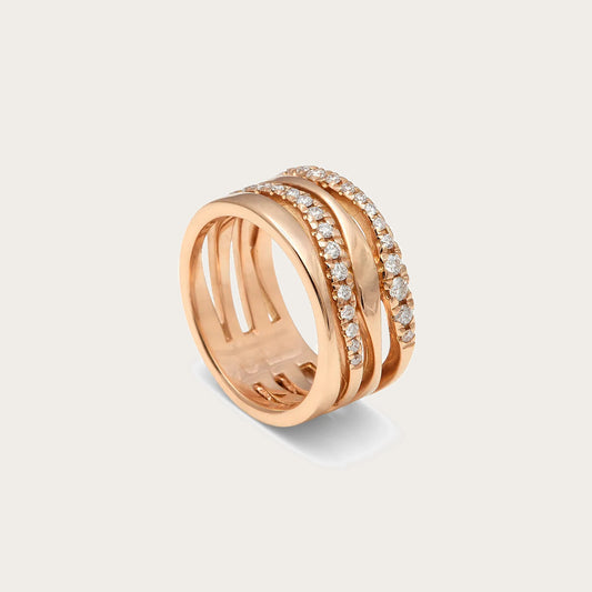 Anillo ancho de bandas y destellos. Los aros paralelos crean un dibujo de franjas en el frente.