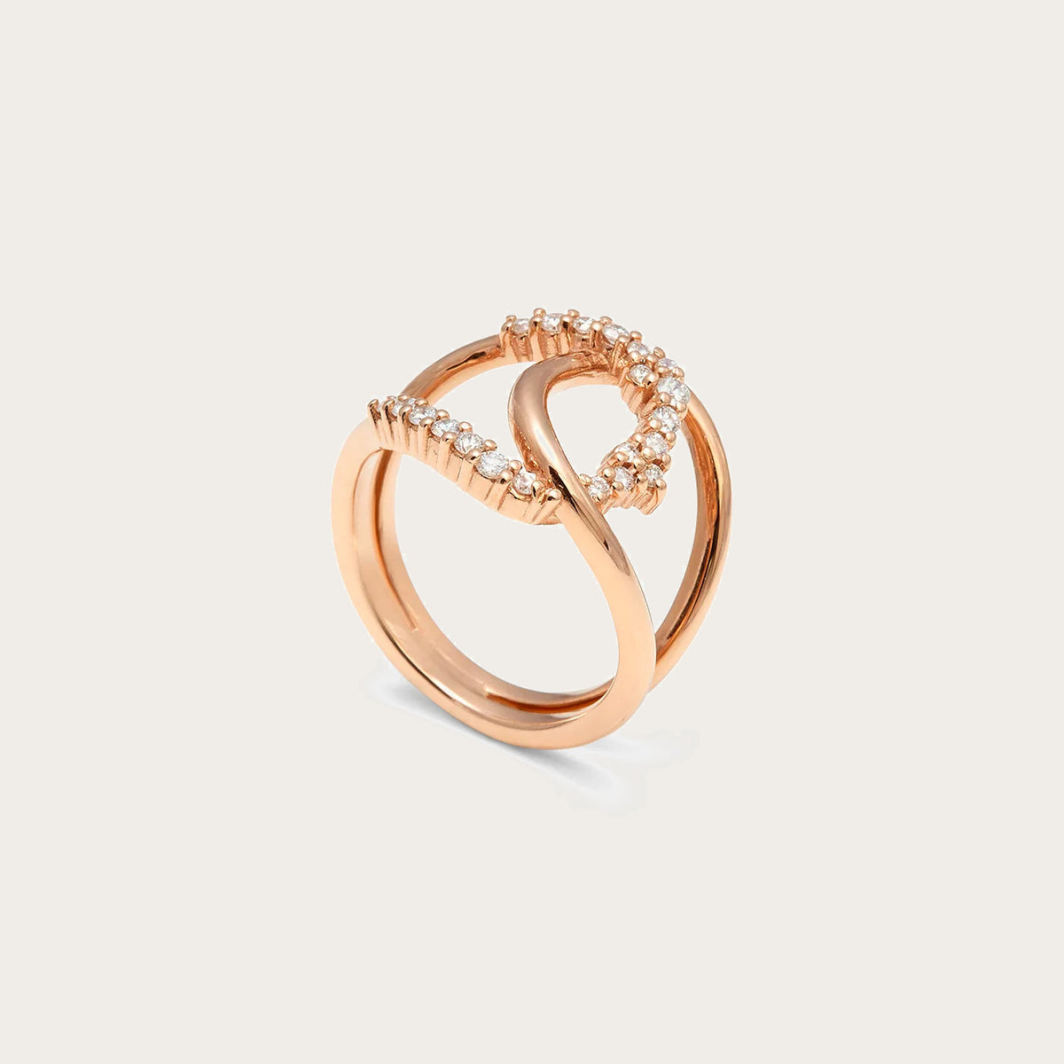 Anillo de curva en lágrima. El aro se desdobla para dibujar el motivo abierto del frente.