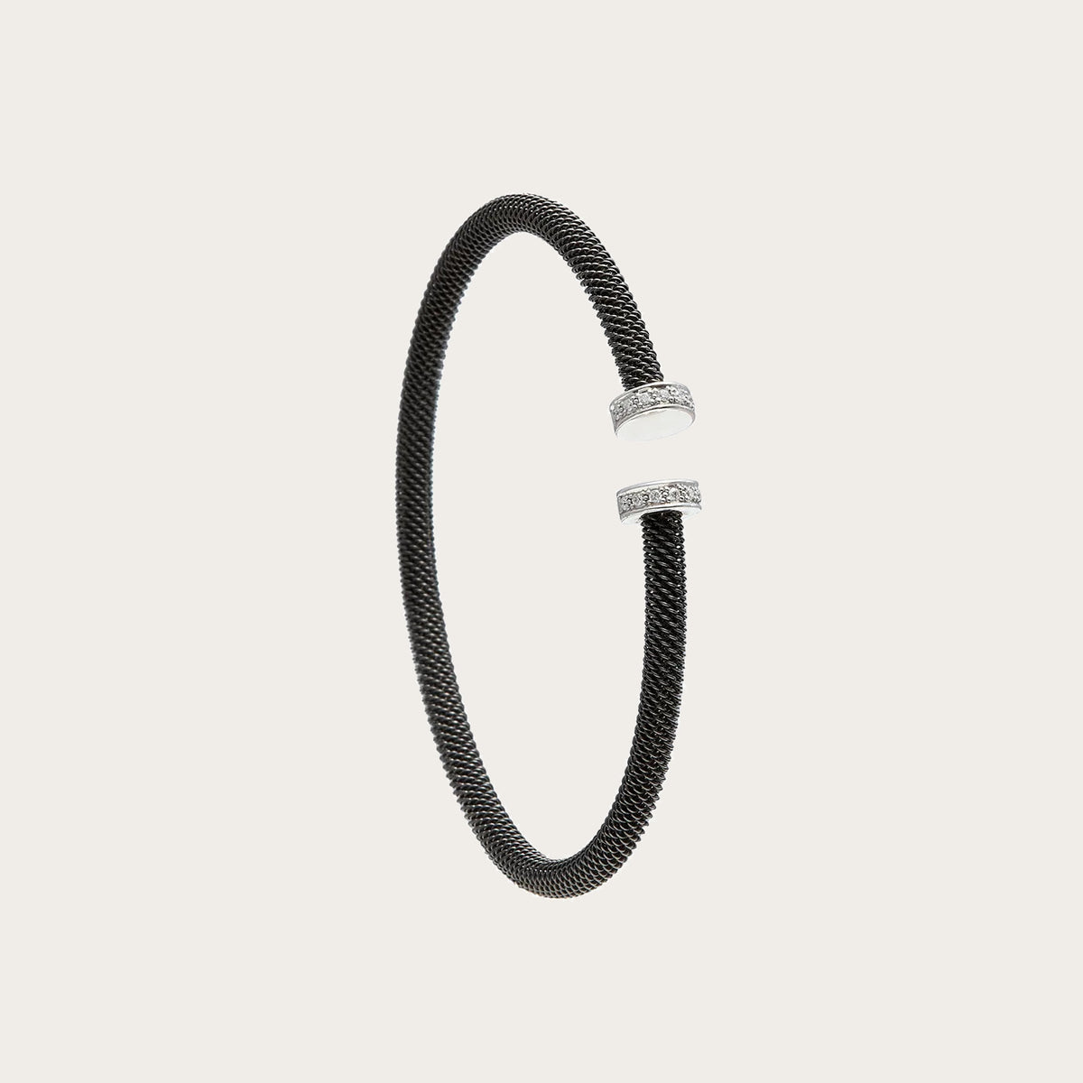 Pulsera de acero con extremos luminosos. Los remates presentan pequeños destellos de tono claro.