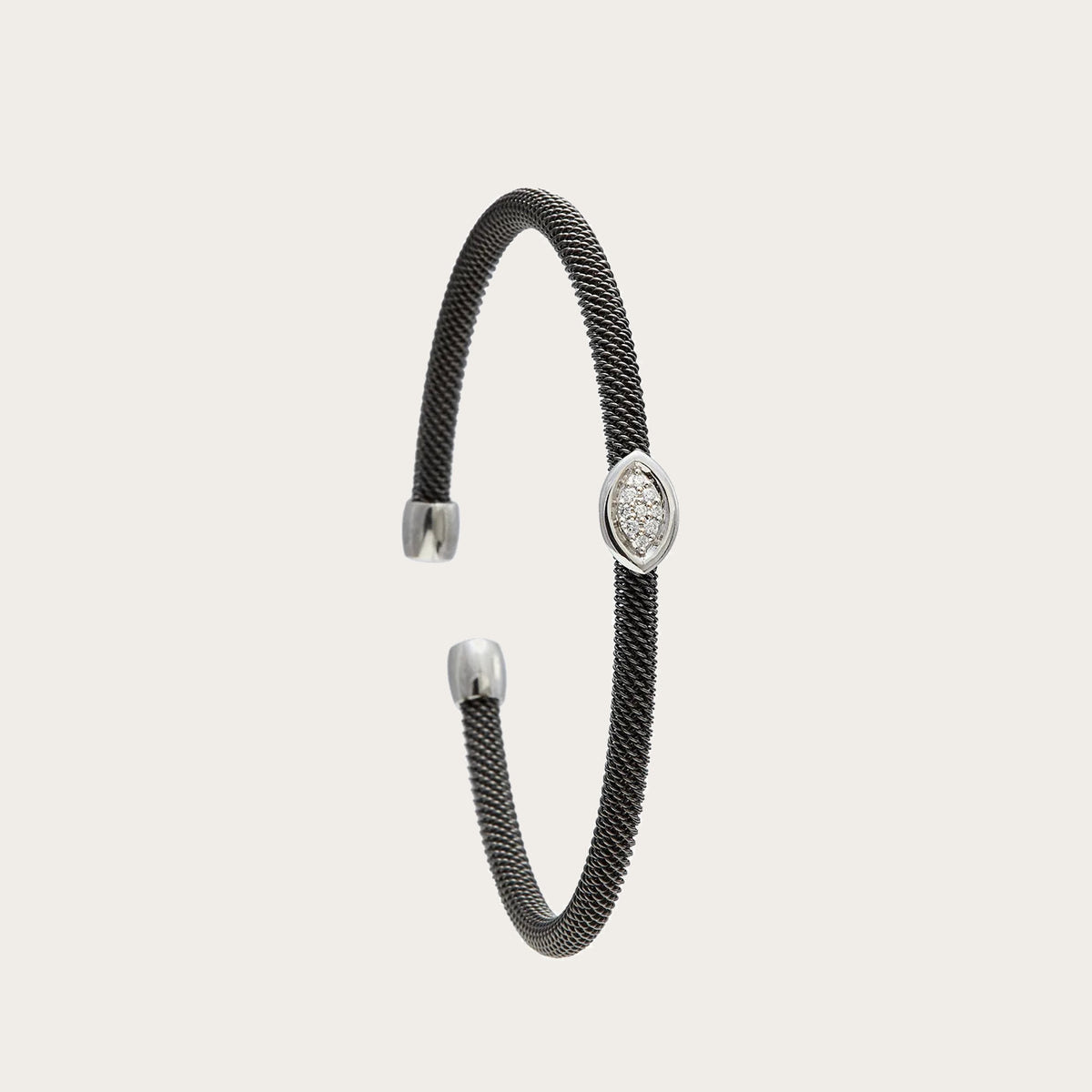 Pulsera de acero y oro con óvalo luminoso. El motivo reúne las pequeñas piedras dentro de un contorno alargado.