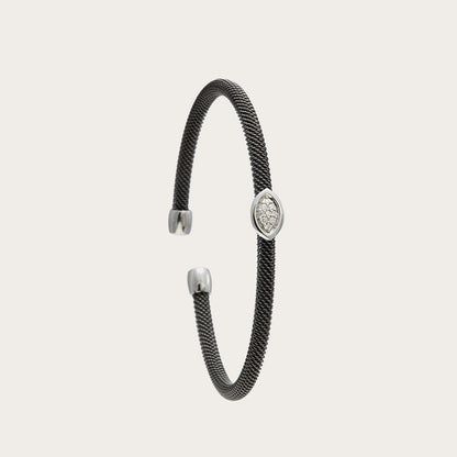 Pulsera de acero y oro con óvalo luminoso. El motivo reúne las pequeñas piedras dentro de un contorno alargado.