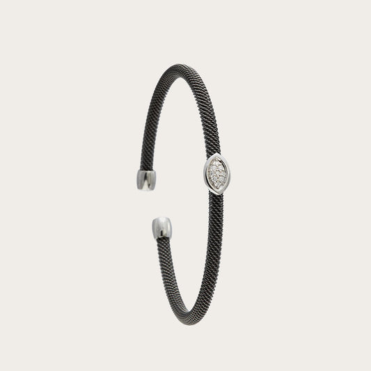 Pulsera de acero y oro con óvalo luminoso. El motivo reúne las pequeñas piedras dentro de un contorno alargado.