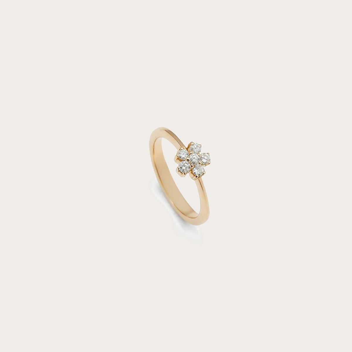 Anillo de pequeño centro luminoso. Las garras visibles recortan el contorno del motivo superior.