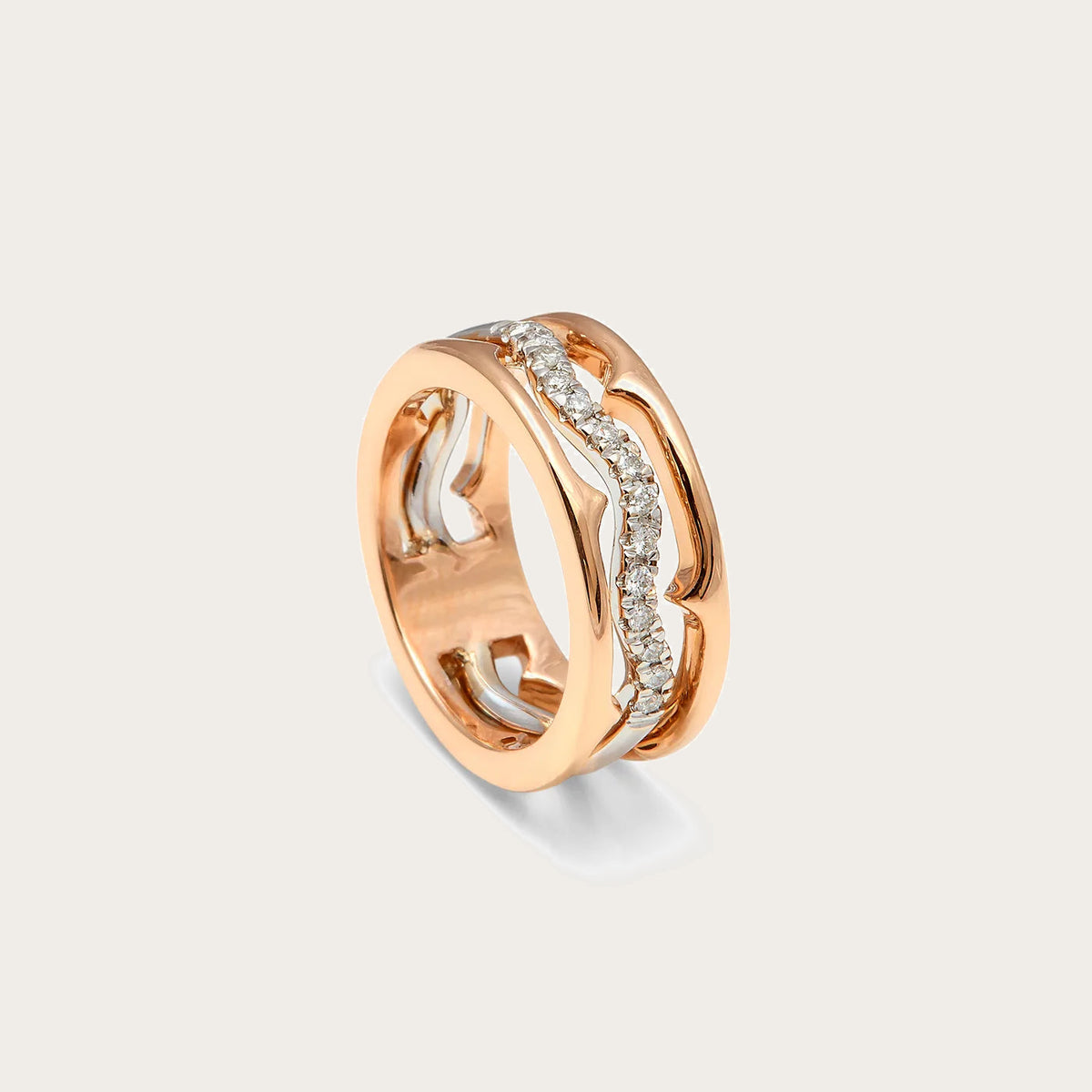 Anillo de curvas caladas y destellos. Los huecos del frente permiten seguir el recorrido de las bandas.
