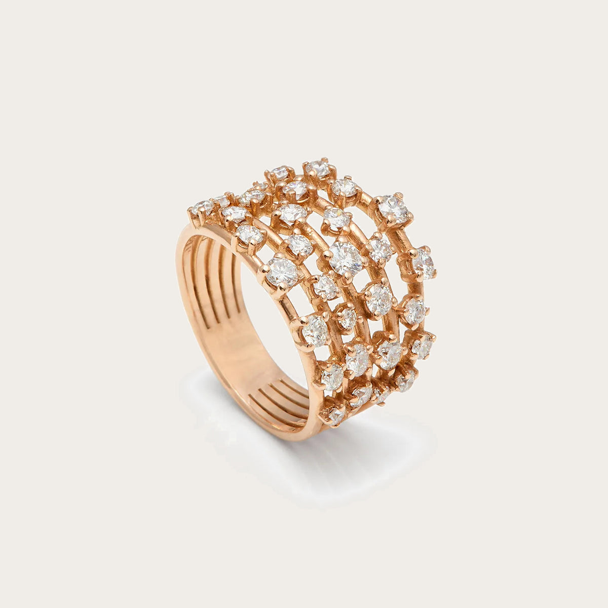 Anillo de trama dorada y centros de luz. Las pequeñas monturas se distribuyen en filas sobre el tono dorado.