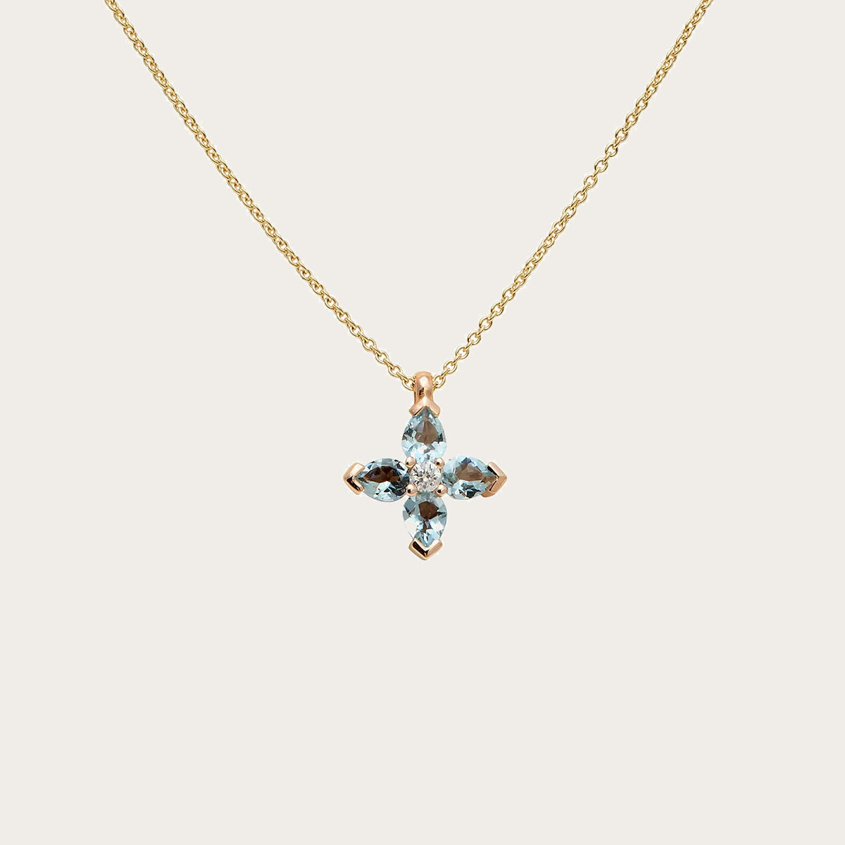 Colgante de cruz con centros de color. Las monturas de tono dorado delimitan los motivos de cada brazo.