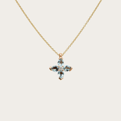 Colgante de cruz con centros de color. Las monturas de tono dorado delimitan los motivos de cada brazo.