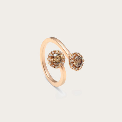 Anillo abierto de diamantes color coñac. Los centros de talla cushion se presentan en monturas de contorno redondo.
