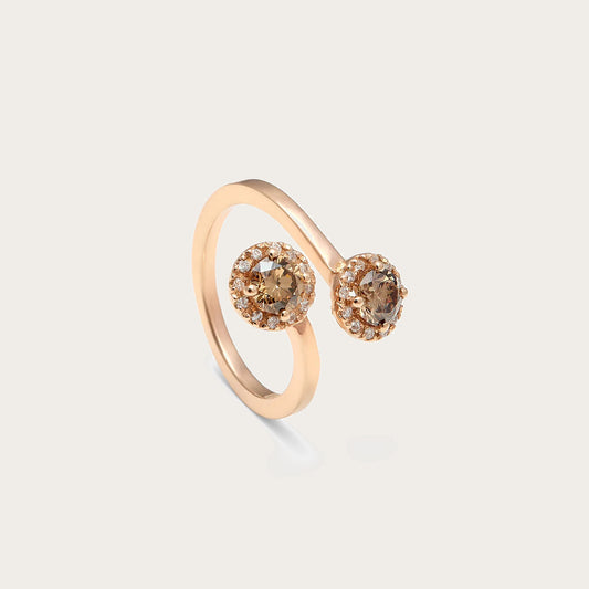 Anillo abierto de diamantes color coñac. Los centros de talla cushion se presentan en monturas de contorno redondo.