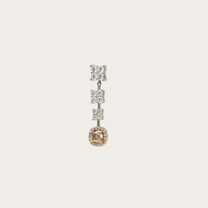 Pendientes largos de brillantes brown y blancos. Las formas incoloras se suceden verticalmente sobre el motivo inferior.