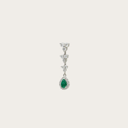 Pendientes largos de lágrima verde. Los centros superiores se enlazan en una composición vertical.