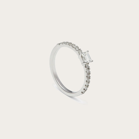 Anillo de compromiso con centro rectangular. Las garras visibles enmarcan las esquinas del motivo central.