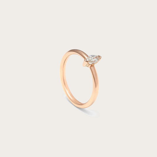Anillo de centro alargado y aro liso. El centro luminoso se orienta de forma transversal sobre la banda.